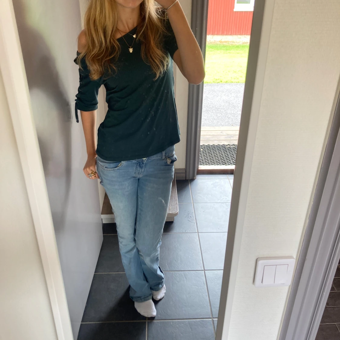 Mörkgrön offshoulder topp med snörning