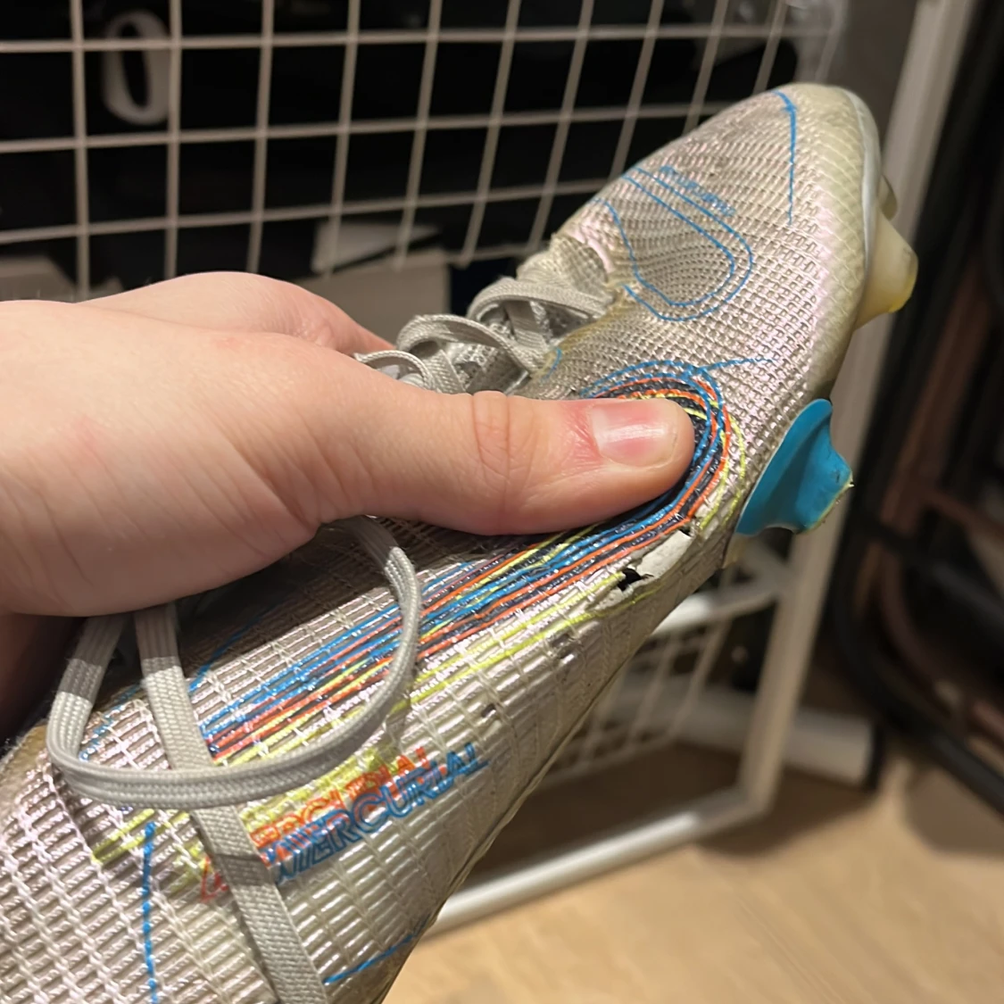 Silvriga fotbollsskor med färgglada detaljer - 2