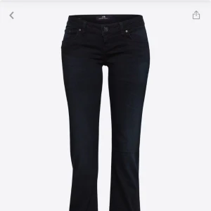 svarta g-rise bootcut jeans från LTB - Snygga svarta bootcut jeans i bra skick, knappt använda. för dig som vill har väldigt lågmidjade jeans. skickar direkt efter köp 💕
