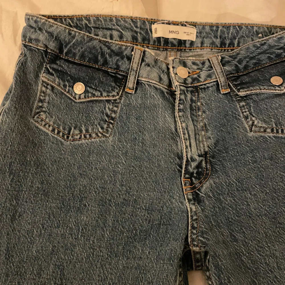 Snygga blå jeans från MNG med klassisk femficksdesign och knappgylf. Perfekta för en avslappnad stil. De har en normal passform och är tillverkade i slitstarkt denim. Passar S perfekt också! Kanske till och med Xs då jag ofta har xs i jeans och dessa i M sitter bra . Farkut & Housut.