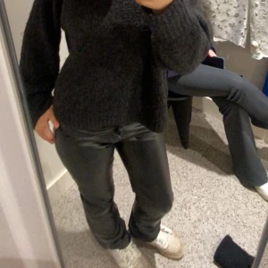 Svarta skinnbyxor - Jätte snygga skinnbyxor från bikbok, använt typ 2 gånger och köpte för 600 men säljer för 390💗