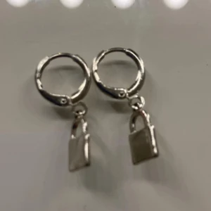 L8H örhängen silver  - Snygga silverörhängen i form av hänglås från L8H