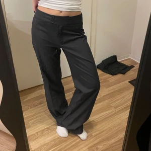 Svarta byxor från Betty Barclay - Snygga gråa byxor från Betty Barclay i polyester. De har en klassisk straight passform. Lågmidjade. Passar en som är runt 170cm i längden. Jag är 160cm för referens. 