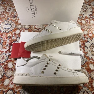 Valentino Skor - Hej! Säljer nu mina skor från märket Valentino, storlek 39.5, Bra skick allt ingår. Tveka inte på att höra av dig om du har frågor eller funderingar kring skorna!