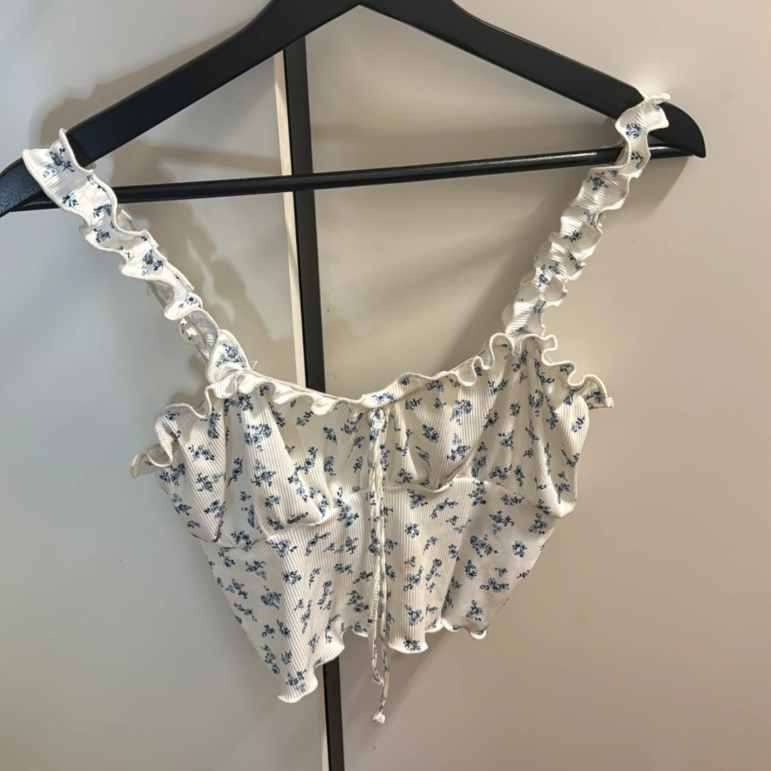 Vit blommig topp med volangdetaljer - 1