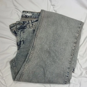  jeans  NA-KD - Snygga grå jeans från NA-KD med en klassisk femficksdesign. De har en ljus tvätt och en bekväm passform. Perfekta för en avslappnad stil. Straight low waist cut, new collection!