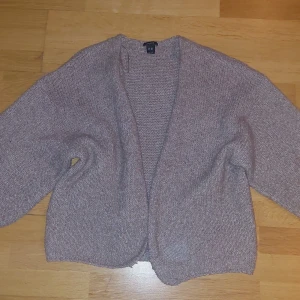 Kofta från Lindex - Mysig brun kofta från Lindex i en mjuk och bekväm design. Ett stilrent plagg som passar till många olika outfits. Skriv vid frågor eller för fler bilder💓