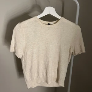 Beige kortärmad tröja från Divided/h&m - Säljer en beige kortärmad tröja som är stickad och passar till det mesta❤️ säljs då den ej kommer till användning och endast använd 1 gång, hör av dig vid intresse!