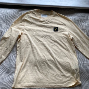  Lyle & Scott sweatshirt  - Säljer min helt nya sweatshirt som jag fick i present, aldrig använt bara testat, Storlek L, säljer snabb affär, om ni gör ett bundle med andra produkter från min profil får ni allt billigt, samma gäller med de andra varorna:)