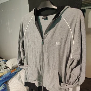 Hugo boss hoodie - Jag säljer min hugo boss hoodie som är lite för liten på mig, den är i storlek M och har inga hål eller defekter hör gärna av er vid funderingar.