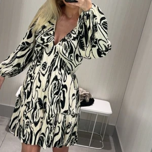 Mönstrad klänning - Säljer min fina sommarklänning från Hm som är slutsåld på hemsidan, knappt använd☺️!