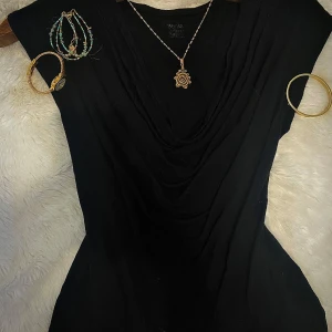 svart top draperad hals🖤✨ - Elegant svart tröja med draperad hals. Tröjan har en super fin passform och är tillverkad i ett skönt och luftigt material 💋🖤✨