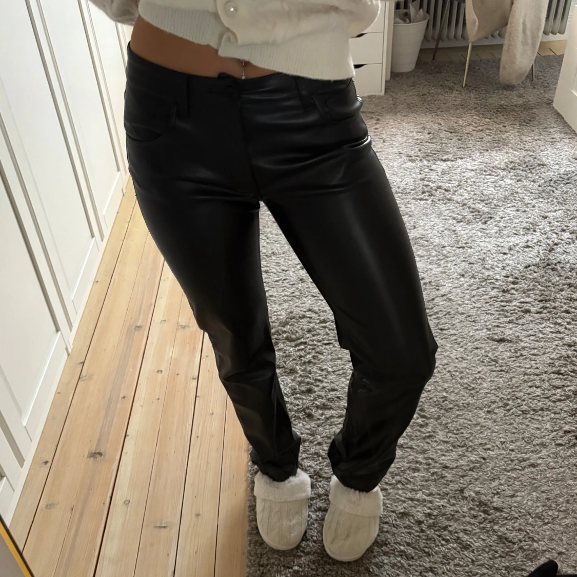 Svarta skinnbyxor