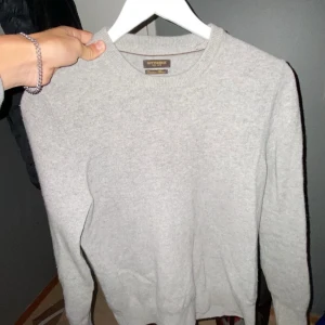 Grå tröja från Gutteridge - (Ny pris 1999kr) Säljer en stilren grå tröja från Gutteridge. (Liten i storleken så kan passa S och XS)Tröjan har en klassisk design med rund hals och långa ärmar. Perfekt för en avslappnad och snygg look. Passar bra till både jeans och chinos.