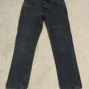 Svarta jeans från Zara - Snygga svarta jeans från Zara med klassisk femficksdesign. De har en rak passform och är perfekta för en stilren look. Tillverkade i ett slitstarkt material som ger en bekväm känsla hela dagen.