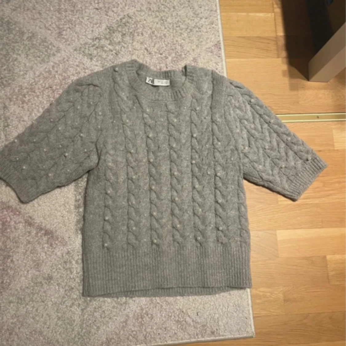 Grå stickad tröja