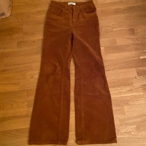 Orange bruna manchesterbyxor från carlings - Snygga bruna manchesterbyxor från Stay i storlek S. Byxorna har en hög midja och en bootcut-stil som ger en sån 70-tals look. Dessa är använda men det förekommer inga tecken på det. 