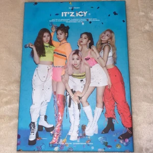 ITZY - IT’Z ICY Album - Jag säljer ITZY IT’Z ICY albumet då jag längre inte är intresserad💗Tyvärr har jag tappat bort CD som tillhörde albumet men dock ingår deras PC (photocards). Den är i bra skick!💞