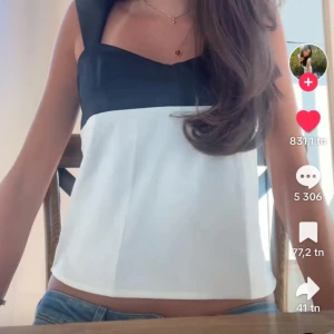 Svart och vit ärmlös topp från Cider - Snygg ärmlös topp i svart och vitt med breda axelband från Cider. Perfekt för en stilren look. Toppen har en enkel design med en rak passform. Bilden är lånad så ifall man vill ha bild på hur den sitter på kan man skriva till mig🩷🩷🩷🩷 pris kan diskuteras!