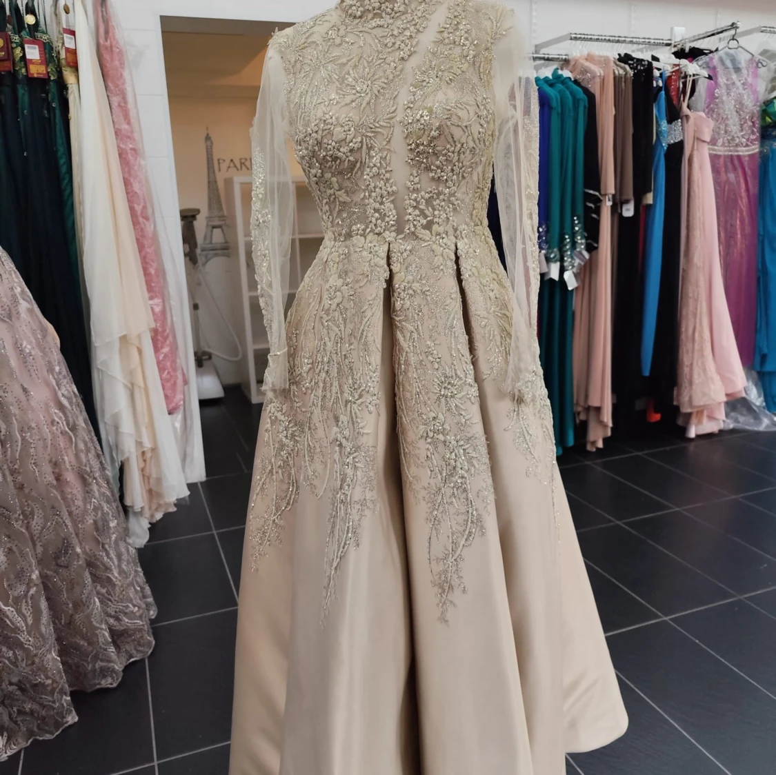 Beige långklänning med spetsdetaljer