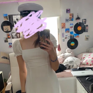Studentklänning - Säljer en söt vit klänning med offshoulder-design och snörning i ryggen. Klänningen har korta ärmar och en volangdetalj vid fållen. Perfekt för studenten! Tänkte ha på student förra året men köpte en annan, därav aldrig använd :) nypris 400 kr
