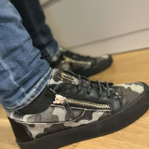 Giuseppe Zanotti  - As snygga Giuseppe Zanotti skor i camoflage. Skickar helst med PostNord. Skriv om ni har några frågor. 