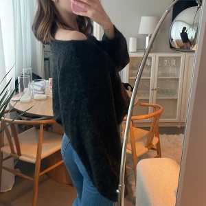Mörkgrå stickad tröja - Mörkgrå offshoulder stickad tröja från American Vintage 🥰