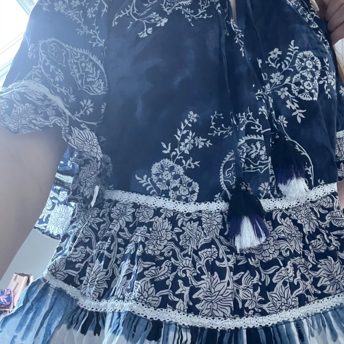 Blå fin blus med lite volang form, snören upptill, så fin  - 1