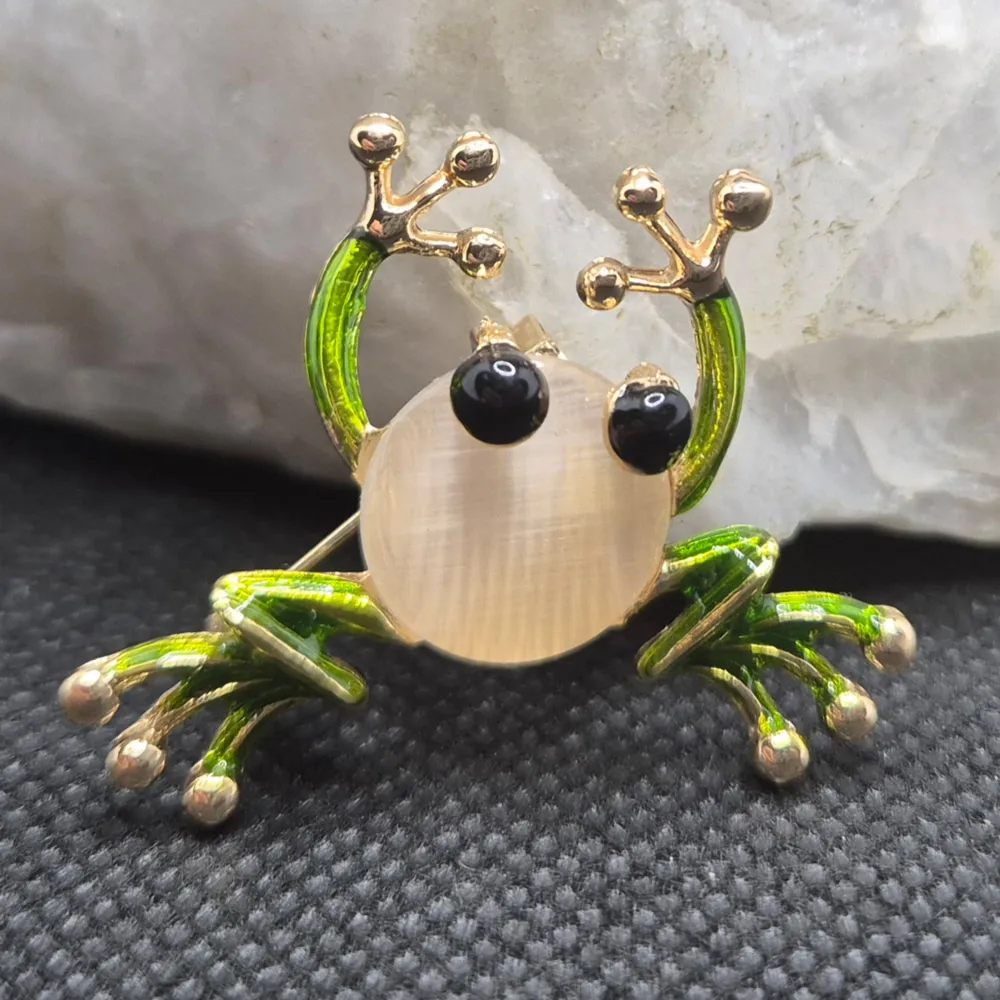 Den här broschen i form av en groda är ca 3.8 × 3.5 cm. ✨️Titta igenom alla mina upplagda & köp fler saker i Bundle för att spara på frakten & få allt du köpt i ett & samma paket✨️ För att köpa med Bundle så får du först trycka i