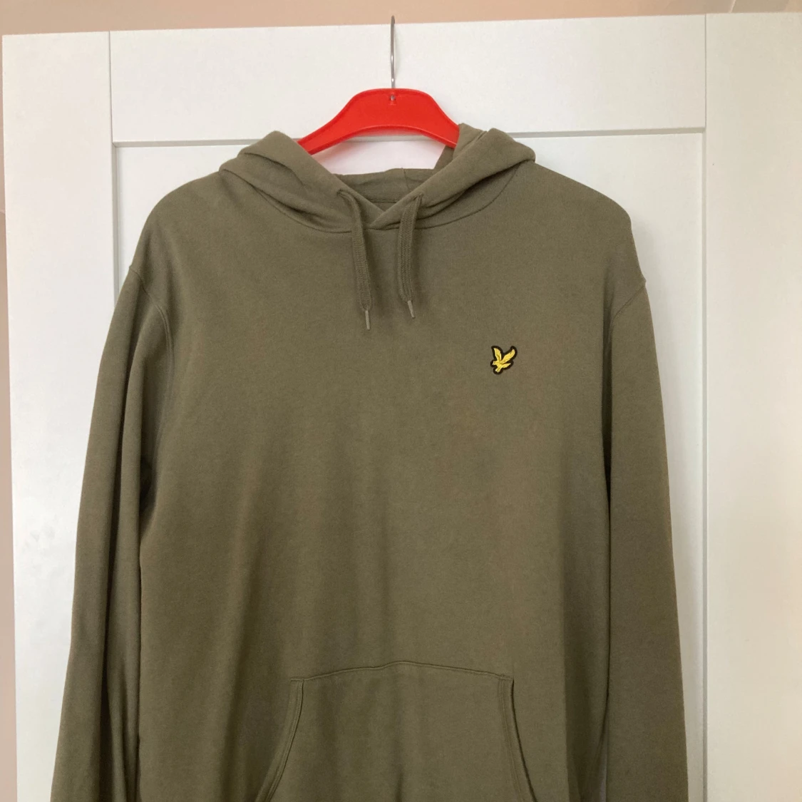 Olivgrön hoodie från Lyle & Scott