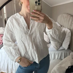 Blus ifrån Zara🤍 - Säljer nu denna superfina blus ifrån Zara🤍helt slutsåld!