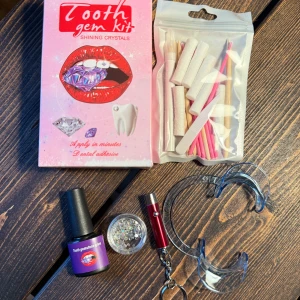 Tooth Gem Kit med kristaller - Tooth Gem Kit för att applicera glittrande kristaller på tänderna. Innehåller tandkristaller, tandstenlim, applikationsverktyg och en liten LED-lampa. Perfekt för att ge ditt leende extra bling. Enkel att använda med instruktioner inkluderade. Helt nytt!