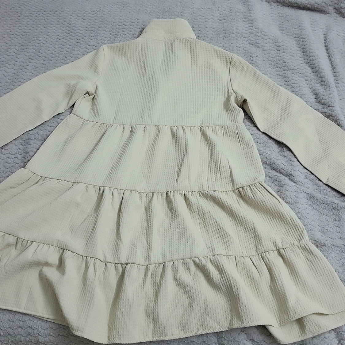 Beige klänning med volanger - 1