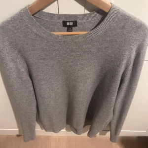 100% CASHMERE TRÖJA FRÅN UNIQLO - 100% Cashmere Tröja Från Uniqlo | Helt ny 10/10 skick | Storlek S men passar även M | Nypris 1000sek | Vårt pris 499sek