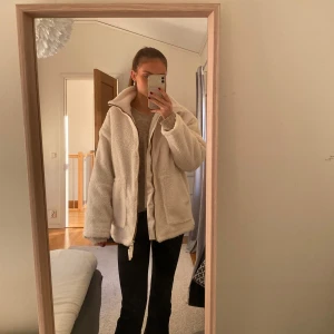 Vit teddyjacka med dragkedja - Helt ny teddyjacka som inte kommer till användning tyvärr. Storlek XS/S, men lite oversize.