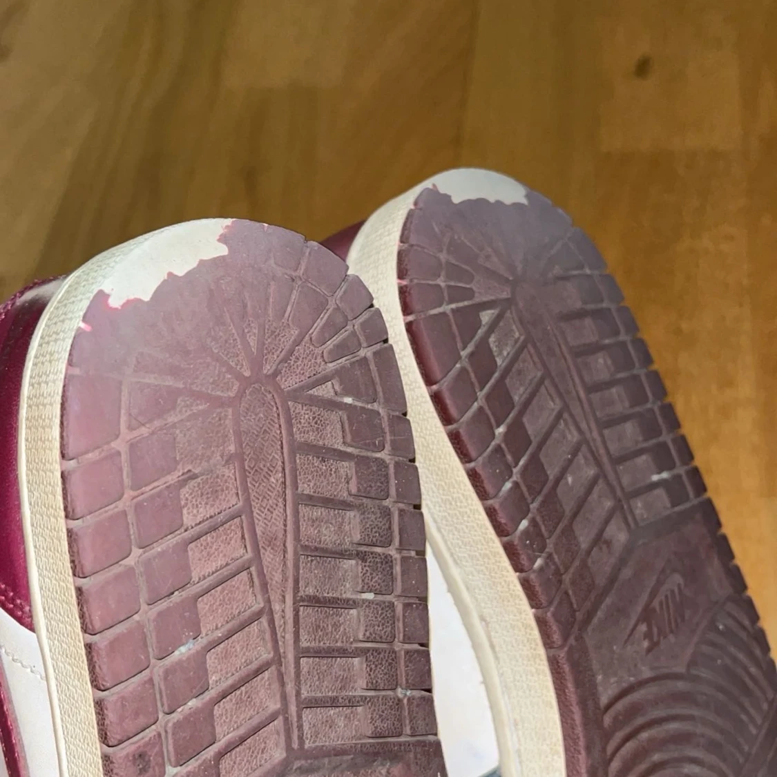 Nike Air Jordans i svart och vinrött - 2