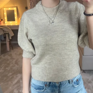 Beige stickad tröja - Snygg trekvartsärmad tröja, aldrig använd så i väldigt bra skick. Stolek S🥰