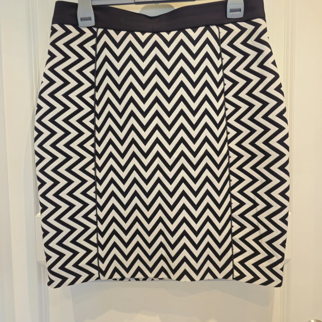 Svartvit kjol med zigzag-mönster