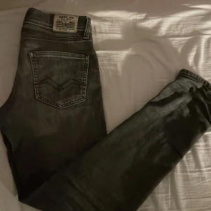 Grå jeans från Replay - Snygga grå jeans från Replay med klassisk femficksdesign. De är i storlek 14 år som är som W28 l30 ish