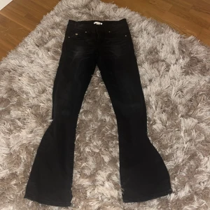Svarta bootcut jeans från Gina Tricot - Snygga svarta lågmidjade bootcut jeans från Gina Tricot i storlek 158. Perfekta för en trendig look med sin klassiska svarta färg och bootcut-stil. Passar bra till olika outfits och tillfällen. Har använt de 1 gång då de är för stora för mig🕶️ Köpte för 400kr men säljer för 250-300kr🥂💗Priset kan diskuteras
