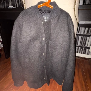 Svart jacka från Zara - Säljer en stilren svart jacka från Zara i storlek S. Jackan har en klassisk design med knappar framtill och är långärmad. Perfekt för kyligare dagar och passar till många olika outfits.