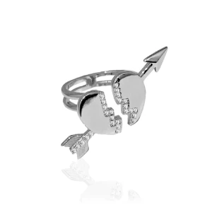 Ioaku ring  - Trendig silverring, arrow heart från ioaku, Ringen har glittriga detaljer längs hjärtats kanter. Justerbar! Skriv vid frågor/bilder! Pris kan diskuteras ❤️ använt några gånger men i fint skick 