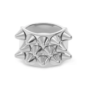 Edblad ring - Snygg och trendig silvrig ring med nitar från Edblad. Ringen har en bred design med nitar. Skriv vid frågor/bilder! Pris kan diskuteras❣️ använt några gånger men är i fint skick!