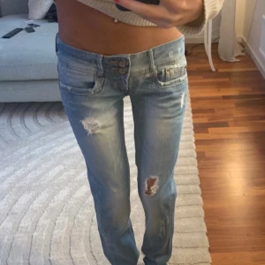 Lågmidjade bootcut jeans  - Super Lågmidjade jeans som har utsvängd passform. Väldigt ljusblå ❤️