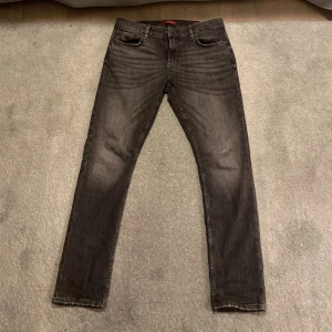 Guess jeans - Snygga mörkgråa jeans från guess, sitter snyggt och har inga defekter! 