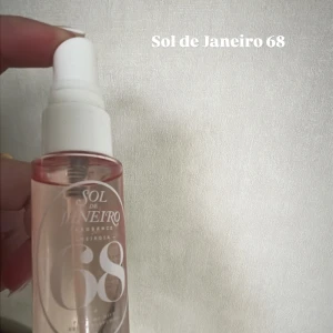 Sol de Janeiro 68 Parfym - Fräsch och exotisk doft från Sol de Janeiro i en praktisk sprayflaska. Flaskan är genomskinlig med en vit spraypump och har en stilren design. Perfekt för att ta med sig i väskan för en snabb uppfräschning. Säljer i travel size!!! Kommer inte till användning och oöppnad/ testad! PRIS kan diskuteras!!!!