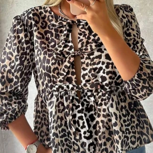 Leopardmönstrad blus  - Trendig leopardmönstrad blus med rosett knytning framtill. Perfekt till skola/fest💕använd ca 3 gånger så skicket är som nytt