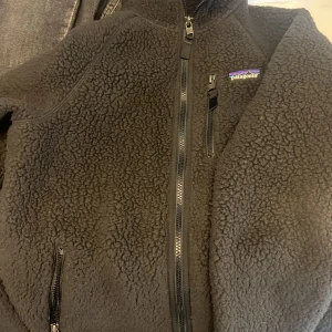 Svart fleecejacka från Patagonia - Säljer en svart fleecejacka från Patagonia blivit för liten.