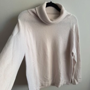 Kashmir polotröja från Soft Goat - Säljer en supermjuk polotröja från Soft Goat i 100% kashmir. Tröjan har en elegant polokrage och långa ärmar, perfekt för kyliga dagar. Den är både stilren och bekväm, ett måste i garderoben! 🧶✨