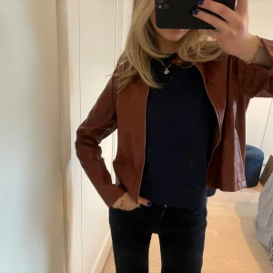 Skinnjacka - Superfin skinnjacka/ topp som aldrig kommit till användning😍